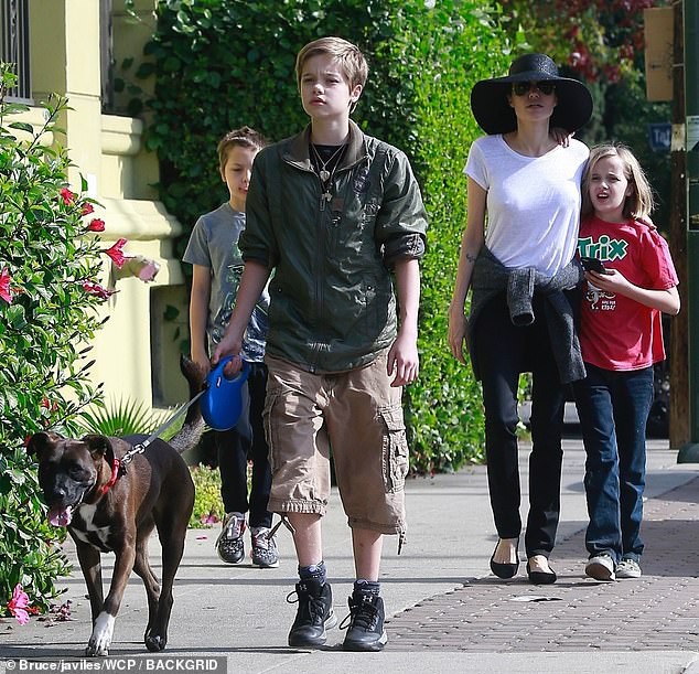 Angelina Jolie đưa con dạo phố cuối tuần - Ảnh 6. Angelina Jolie đưa con dạo phố cuối tuần - Ảnh 6.