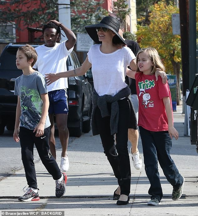Angelina Jolie đưa con dạo phố cuối tuần - Ảnh 8. Angelina Jolie đưa con dạo phố cuối tuần - Ảnh 8.