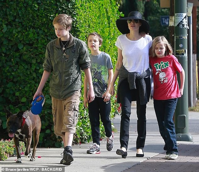 Angelina Jolie đưa con dạo phố cuối tuần - Ảnh 10. Angelina Jolie đưa con dạo phố cuối tuần - Ảnh 10.
