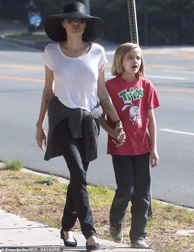 Angelina Jolie đưa con dạo phố cuối tuần - Ảnh 12. Angelina Jolie đưa con dạo phố cuối tuần - Ảnh 12.