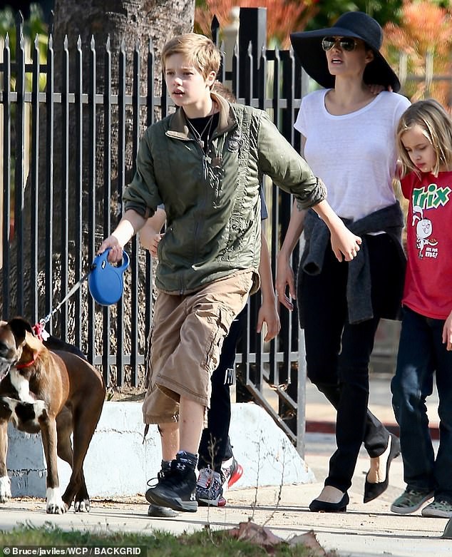 Angelina Jolie đưa con dạo phố cuối tuần - Ảnh 14. Angelina Jolie đưa con dạo phố cuối tuần - Ảnh 14.