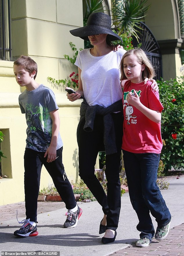 Angelina Jolie đưa con dạo phố cuối tuần - Ảnh 16. Angelina Jolie đưa con dạo phố cuối tuần - Ảnh 16.