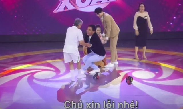 MC Quyền Linh &ldquo;ng&atilde; lăn&rdquo; tr&ecirc;n s&acirc;n khấu khiến kh&aacute;n giả cười ngặt nghẽo - Ảnh 4.