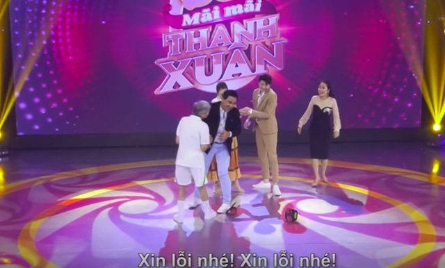 MC Quyền Linh &ldquo;ng&atilde; lăn&rdquo; tr&ecirc;n s&acirc;n khấu khiến kh&aacute;n giả cười ngặt nghẽo - Ảnh 6.