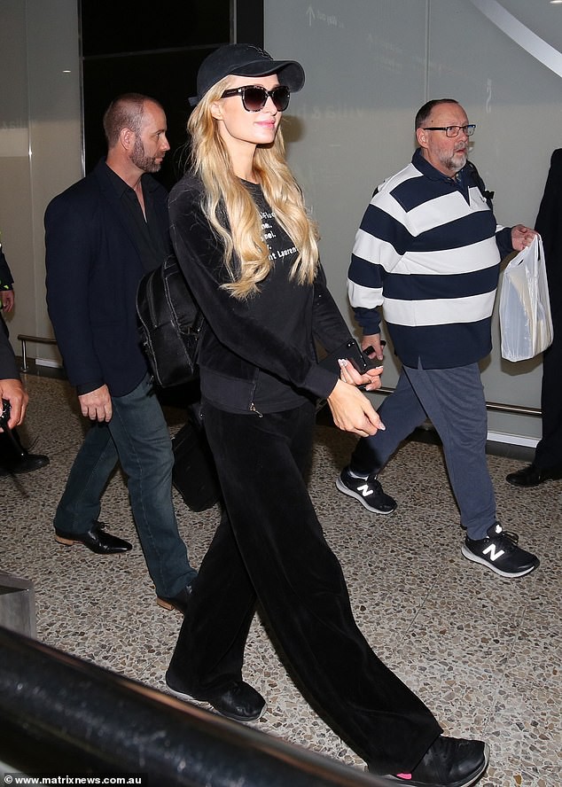 Paris Hilton tái xuất sau khi chia tay bạn trai - Ảnh 12. Paris Hilton tái xuất sau khi chia tay bạn trai - Ảnh 12.