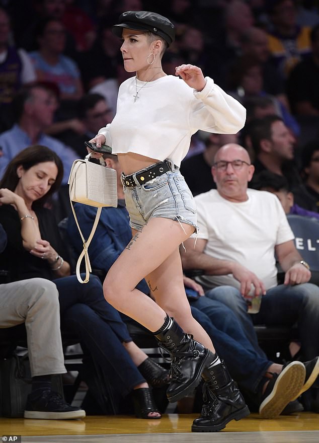 Halsey khoe chân thon trên sân bóng rổ - Ảnh 2.