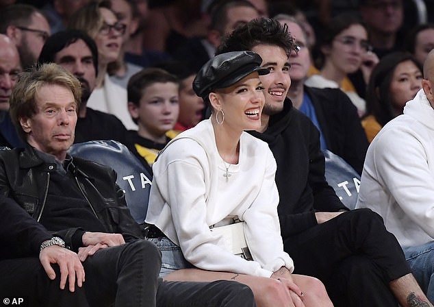 Halsey khoe chân thon trên sân bóng rổ - Ảnh 18.