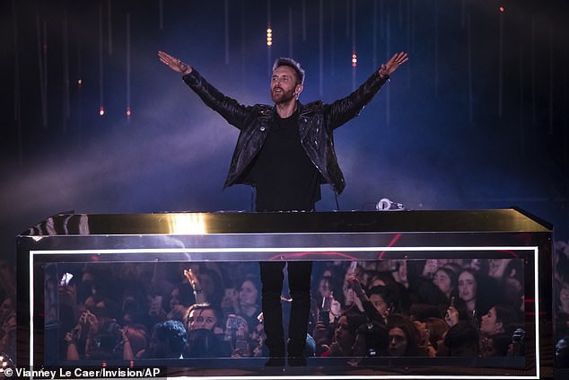 David Guetta tươi tắn b&ecirc;n bạn g&aacute;i k&eacute;m 27 tuổi - Ảnh 24.