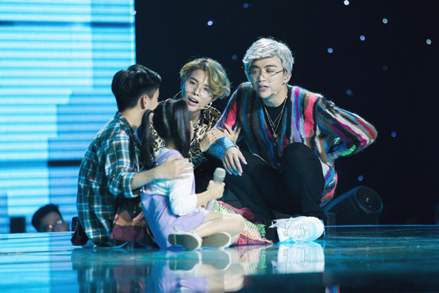 Vũ C&aacute;t Tường- Soobin Ho&agrave;ng Sơn buồn rũ rượi nh&igrave;n học tr&ograve; &ocirc;m nhau kh&oacute;c - Ảnh 10.