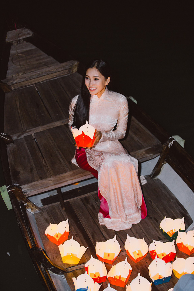 Trần Tiểu Vy diện trang phục si&ecirc;u m&aacute;t mẻ trong clip giới thiệu về xứ Quảng - Ảnh 8.