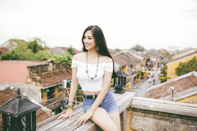 Trần Tiểu Vy diện trang phục si&ecirc;u m&aacute;t mẻ trong clip giới thiệu về xứ Quảng - Ảnh 24.