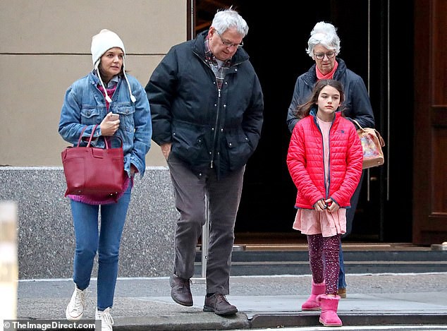 Suri Cruise - Cô con gái 5 năm không hề gặp cha ruột - Ảnh 4. Suri Cruise - Cô con gái 5 năm không hề gặp cha ruột - Ảnh 4.