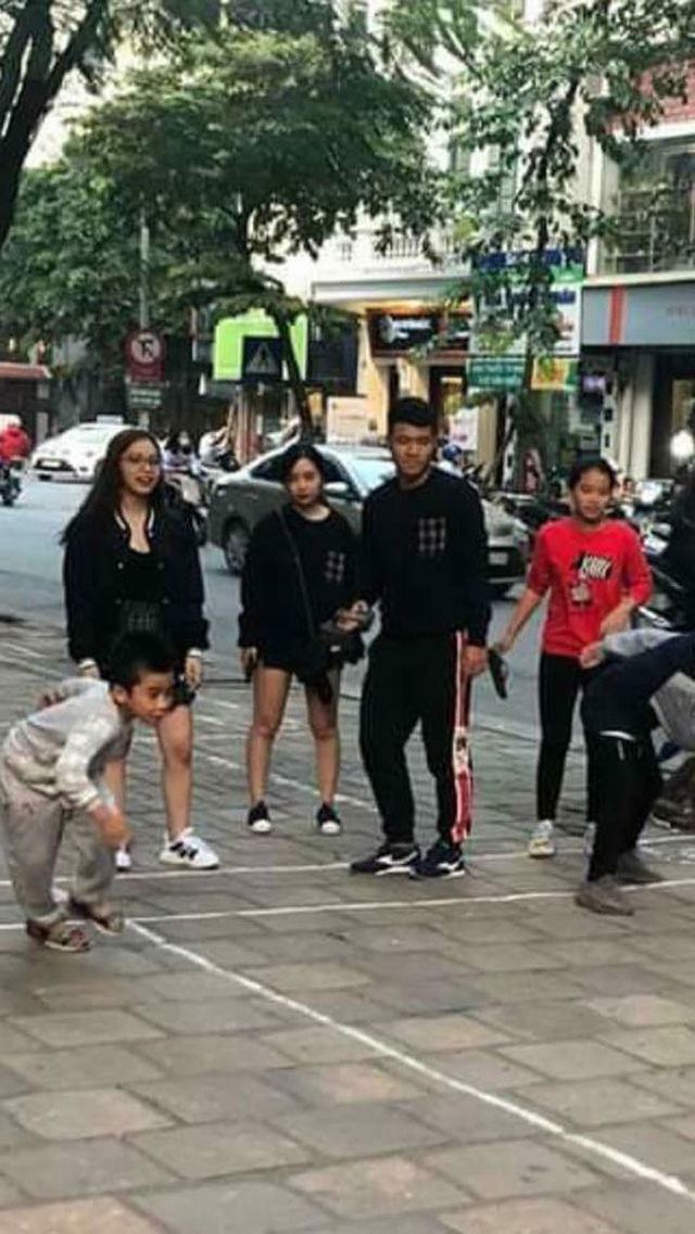 Cô gái xinh như hoa nắm tay Hà Đức Chinh trên phố là ai? - Ảnh 2. Cô gái xinh như hoa nắm tay Hà Đức Chinh trên phố là ai? - Ảnh 2.