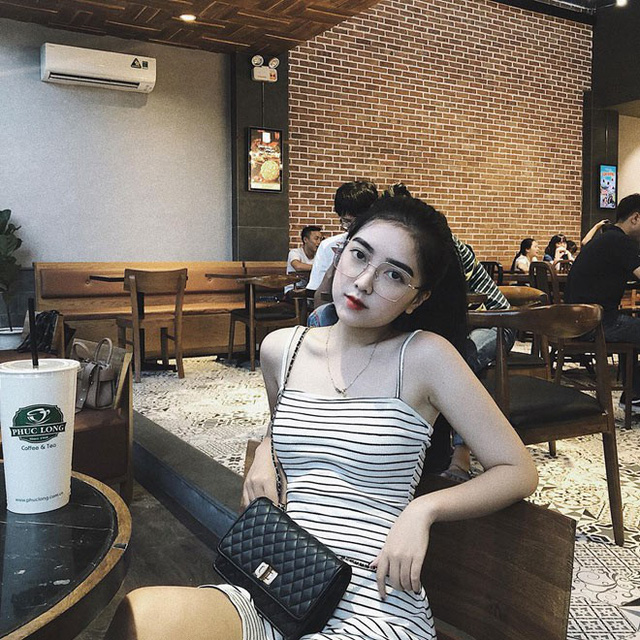 Cô gái xinh như hoa nắm tay Hà Đức Chinh trên phố là ai? - Ảnh 14. Cô gái xinh như hoa nắm tay Hà Đức Chinh trên phố là ai? - Ảnh 14.