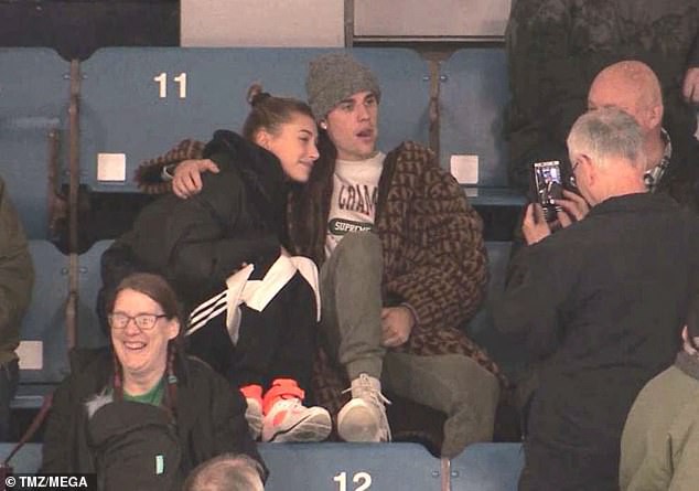 Justin Bieber tình tứ Hailey Baldwin khi đi xem thể thao - Ảnh 2.
