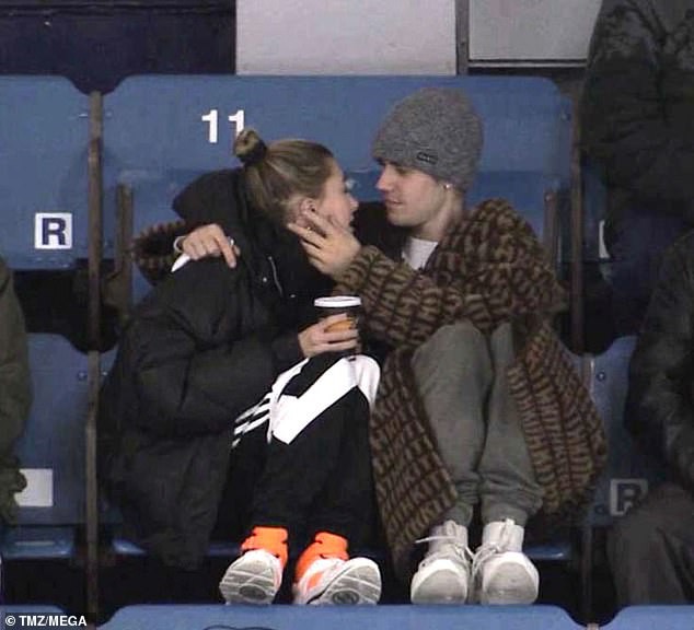 Justin Bieber tình tứ Hailey Baldwin khi đi xem thể thao - Ảnh 4.