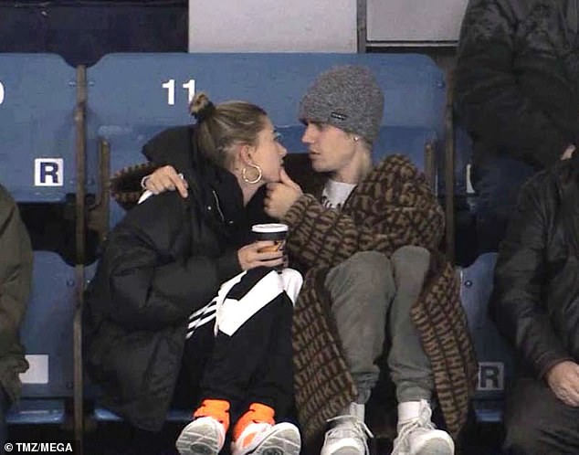 Justin Bieber tình tứ Hailey Baldwin khi đi xem thể thao - Ảnh 6.