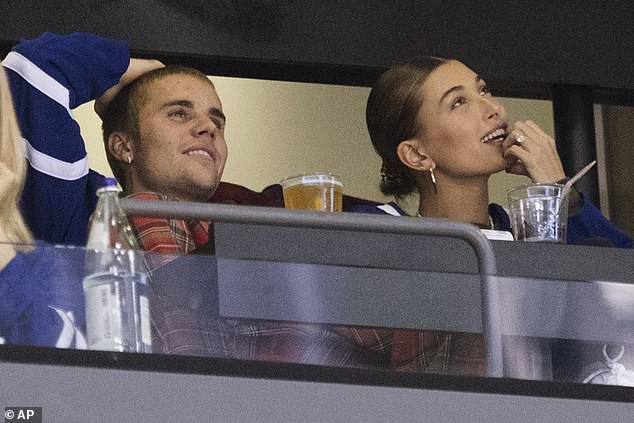 Justin Bieber tình tứ Hailey Baldwin khi đi xem thể thao - Ảnh 14.
