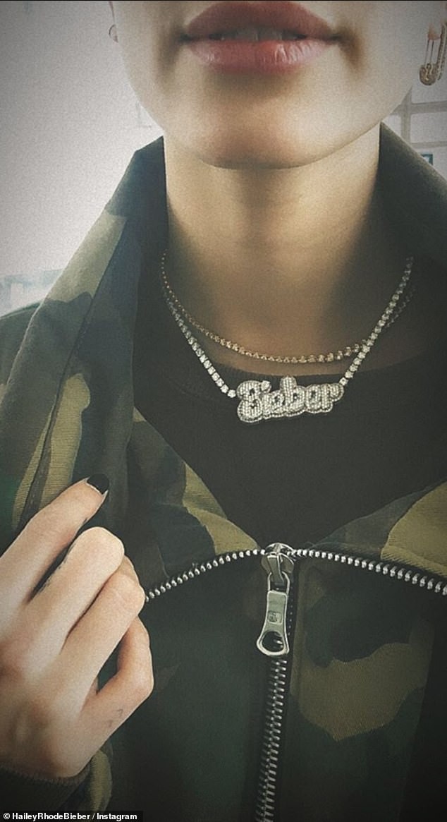 Justin Bieber tình tứ Hailey Baldwin khi đi xem thể thao - Ảnh 16.