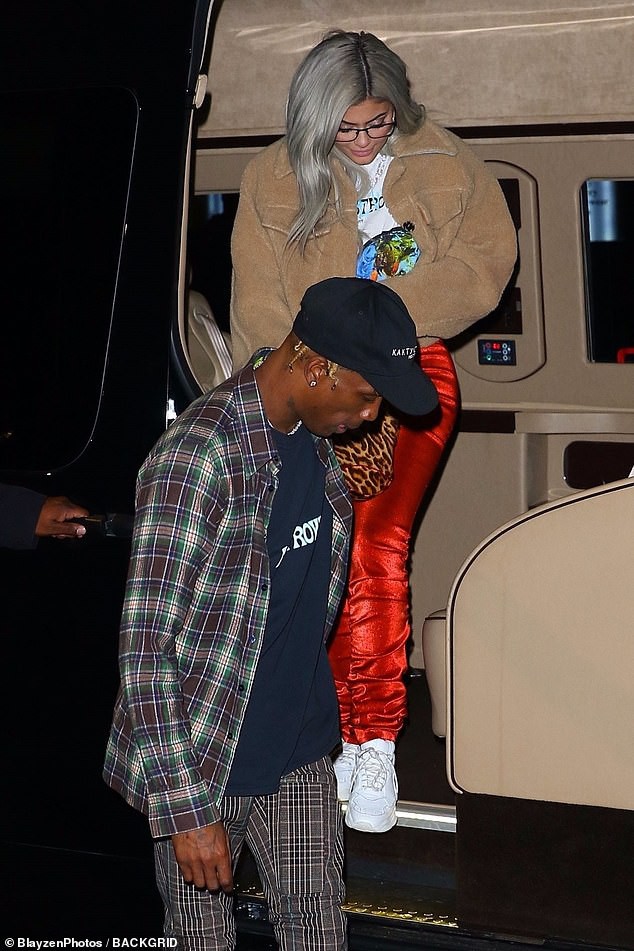 Kylie Jenner xinh đẹp ra phố cùng bạn trai - Ảnh 6. Kylie Jenner xinh đẹp ra phố cùng bạn trai - Ảnh 6.