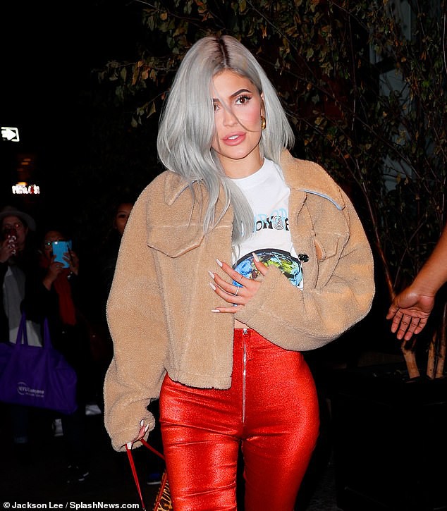 Kylie Jenner xinh đẹp ra phố cùng bạn trai - Ảnh 10. Kylie Jenner xinh đẹp ra phố cùng bạn trai - Ảnh 10.