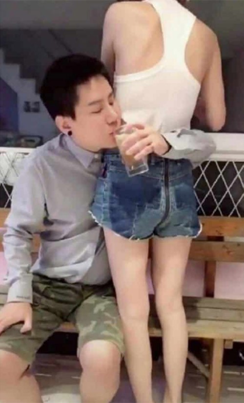 Giới trẻ Trung Quốc rộ tr&agrave;o lưu v&ograve;ng tay qua eo g&aacute;i trẻ uống nước - Ảnh 2.