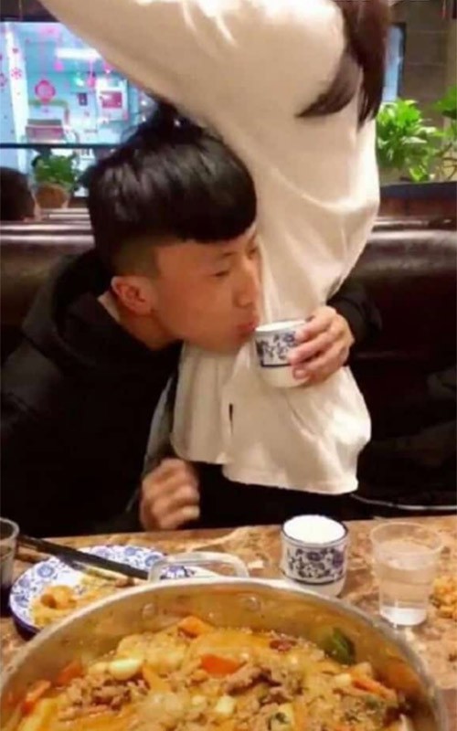 Giới trẻ Trung Quốc rộ tr&agrave;o lưu v&ograve;ng tay qua eo g&aacute;i trẻ uống nước - Ảnh 4.