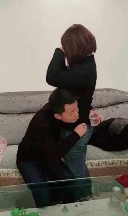 Giới trẻ Trung Quốc rộ tr&agrave;o lưu v&ograve;ng tay qua eo g&aacute;i trẻ uống nước - Ảnh 6.