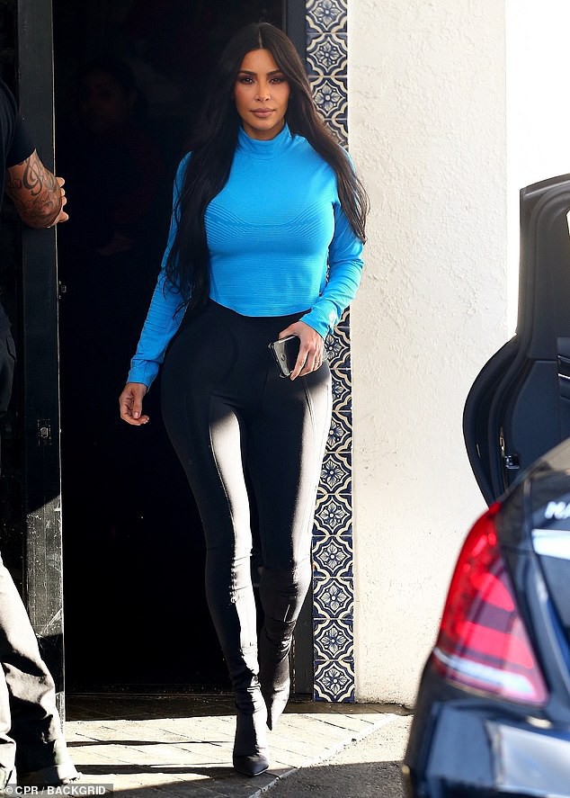 Kim Kardashian sành điệu ra phố cùng gia đình - Ảnh 4. Kim Kardashian sành điệu ra phố cùng gia đình - Ảnh 4.