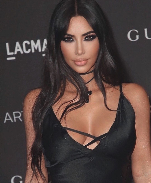 Kim Kardashian sành điệu ra phố cùng gia đình - Ảnh 8. Kim Kardashian sành điệu ra phố cùng gia đình - Ảnh 8.