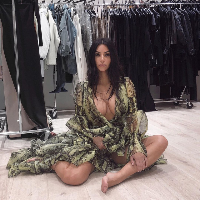 Kim Kardashian sành điệu ra phố cùng gia đình - Ảnh 12. Kim Kardashian sành điệu ra phố cùng gia đình - Ảnh 12.