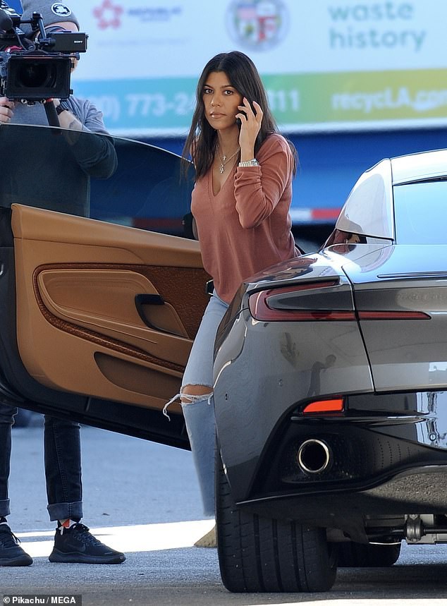 Kim Kardashian sành điệu ra phố cùng gia đình - Ảnh 22. Kim Kardashian sành điệu ra phố cùng gia đình - Ảnh 22.