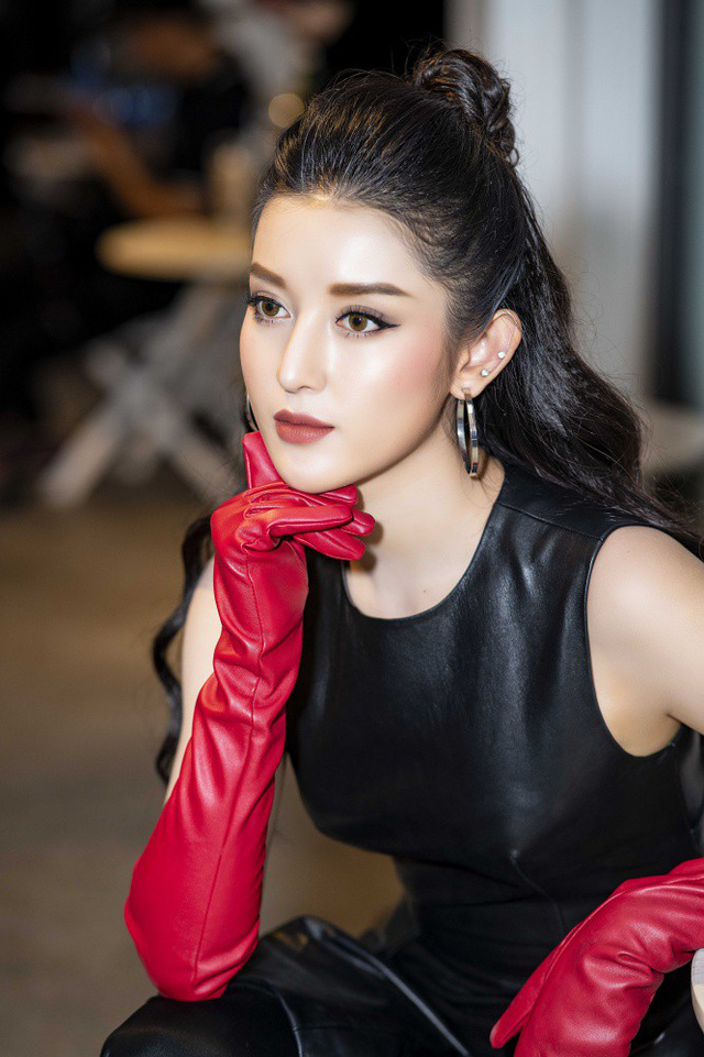 Hồng Quế lần đầu xuất hiện sau làm mũi, khoe mũi cao, vòng 3 bốc lửa - Ảnh 24. Hồng Quế lần đầu xuất hiện sau làm mũi, khoe mũi cao, vòng 3 bốc lửa - Ảnh 24.