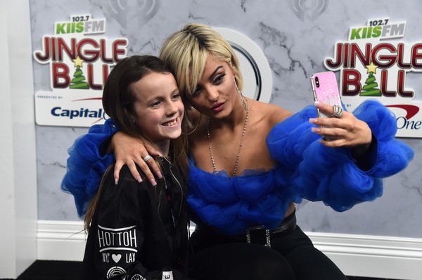 Bebe Rexha khoe ngực gợi cảm trên sân khấu - Ảnh 24.