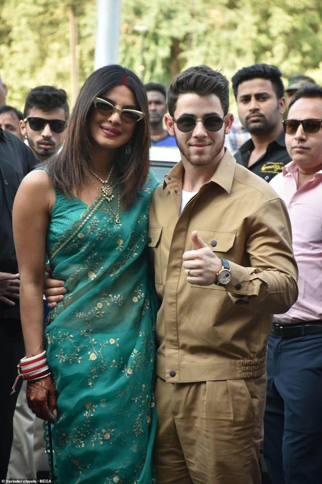 Vợ chồng Priyanka Chopra - Nick Jonas xuất hiện sau đám cưới - Ảnh 6. Vợ chồng Priyanka Chopra - Nick Jonas xuất hiện sau đám cưới - Ảnh 6.