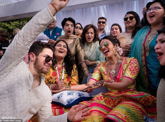 Vợ chồng Priyanka Chopra - Nick Jonas xuất hiện sau đám cưới - Ảnh 28. Vợ chồng Priyanka Chopra - Nick Jonas xuất hiện sau đám cưới - Ảnh 28.