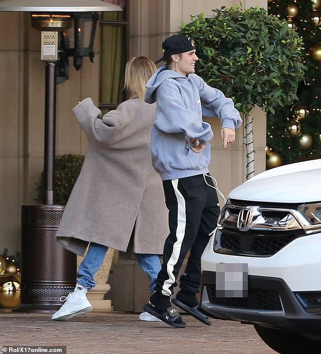 Vợ chồng Justin Bieber hôn nhau trên phố - Ảnh 2.