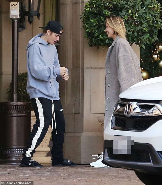 Vợ chồng Justin Bieber hôn nhau trên phố - Ảnh 6.