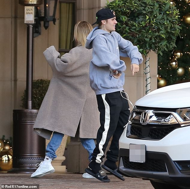 Vợ chồng Justin Bieber hôn nhau trên phố - Ảnh 8.
