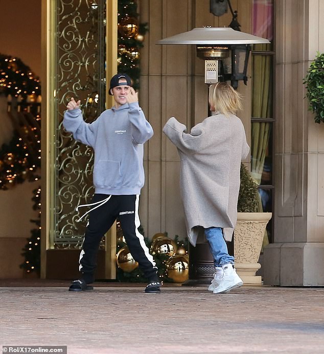 Vợ chồng Justin Bieber hôn nhau trên phố - Ảnh 10.