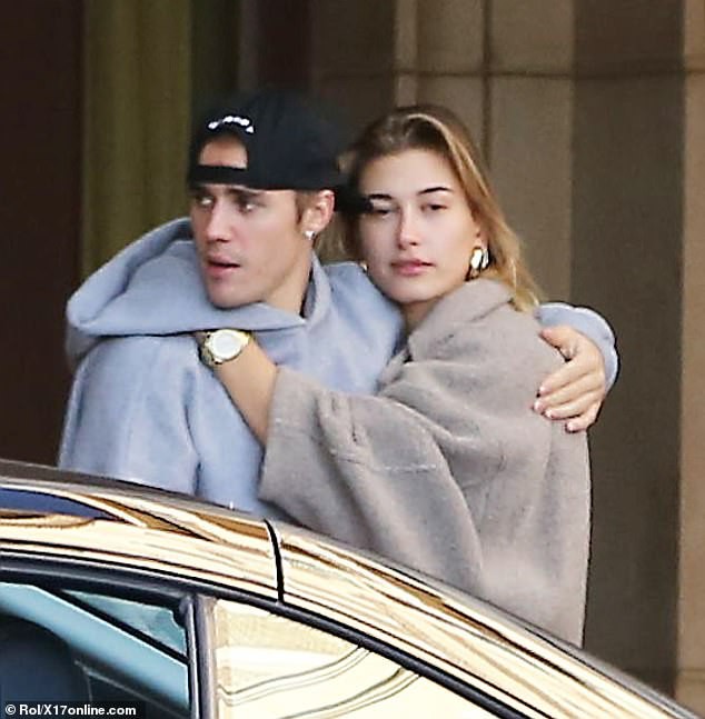Vợ chồng Justin Bieber hôn nhau trên phố - Ảnh 14.