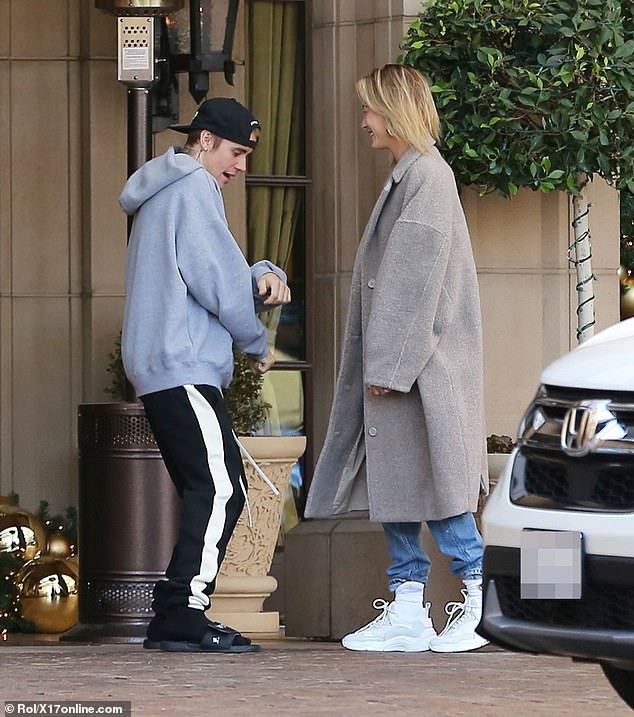 Vợ chồng Justin Bieber hôn nhau trên phố - Ảnh 16.