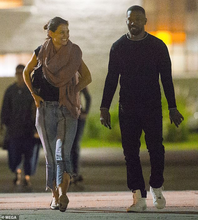 Katie Holmes cười rạng ngời bên bạn trai Jamie Foxx - Ảnh 26.