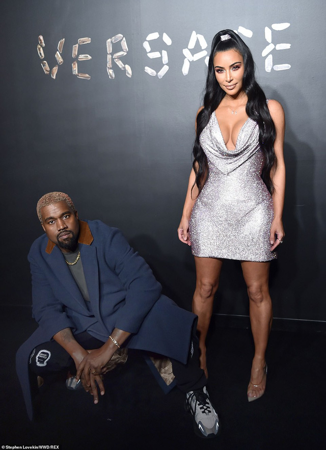Kim Kardashian khoe ngực khủng với váy trễ nải - Ảnh 8. Kim Kardashian khoe ngực khủng với váy trễ nải - Ảnh 8.