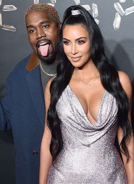 Kim Kardashian khoe ngực khủng với váy trễ nải - Ảnh 10. Kim Kardashian khoe ngực khủng với váy trễ nải - Ảnh 10.