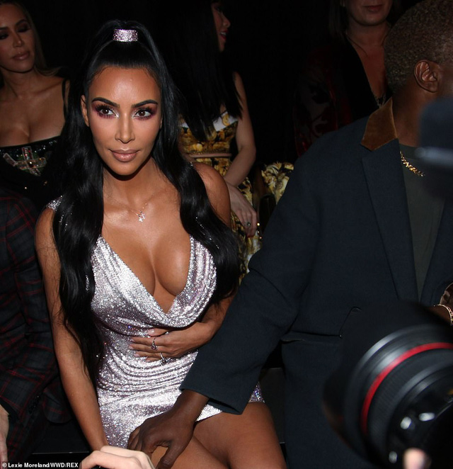 Kim Kardashian khoe ngực khủng với váy trễ nải - Ảnh 12. Kim Kardashian khoe ngực khủng với váy trễ nải - Ảnh 12.