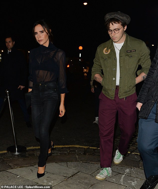 Victoria Beckham diện áo xuyên thấu gợi cảm - Ảnh 14. Victoria Beckham diện áo xuyên thấu gợi cảm - Ảnh 14.