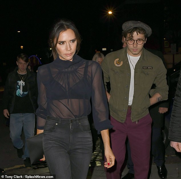 Victoria Beckham diện áo xuyên thấu gợi cảm - Ảnh 16. Victoria Beckham diện áo xuyên thấu gợi cảm - Ảnh 16.