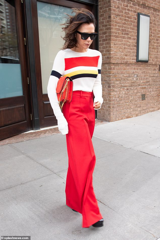 Victoria Beckham diện áo xuyên thấu gợi cảm - Ảnh 26. Victoria Beckham diện áo xuyên thấu gợi cảm - Ảnh 26.