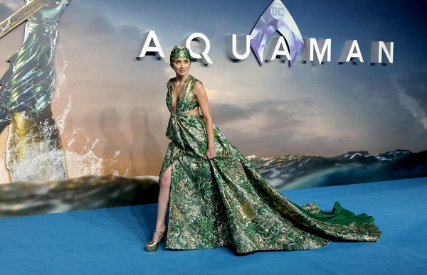 Amber Heard thản nhiên mặc áo không nội y - Ảnh 14. Amber Heard thản nhiên mặc áo không nội y - Ảnh 14.